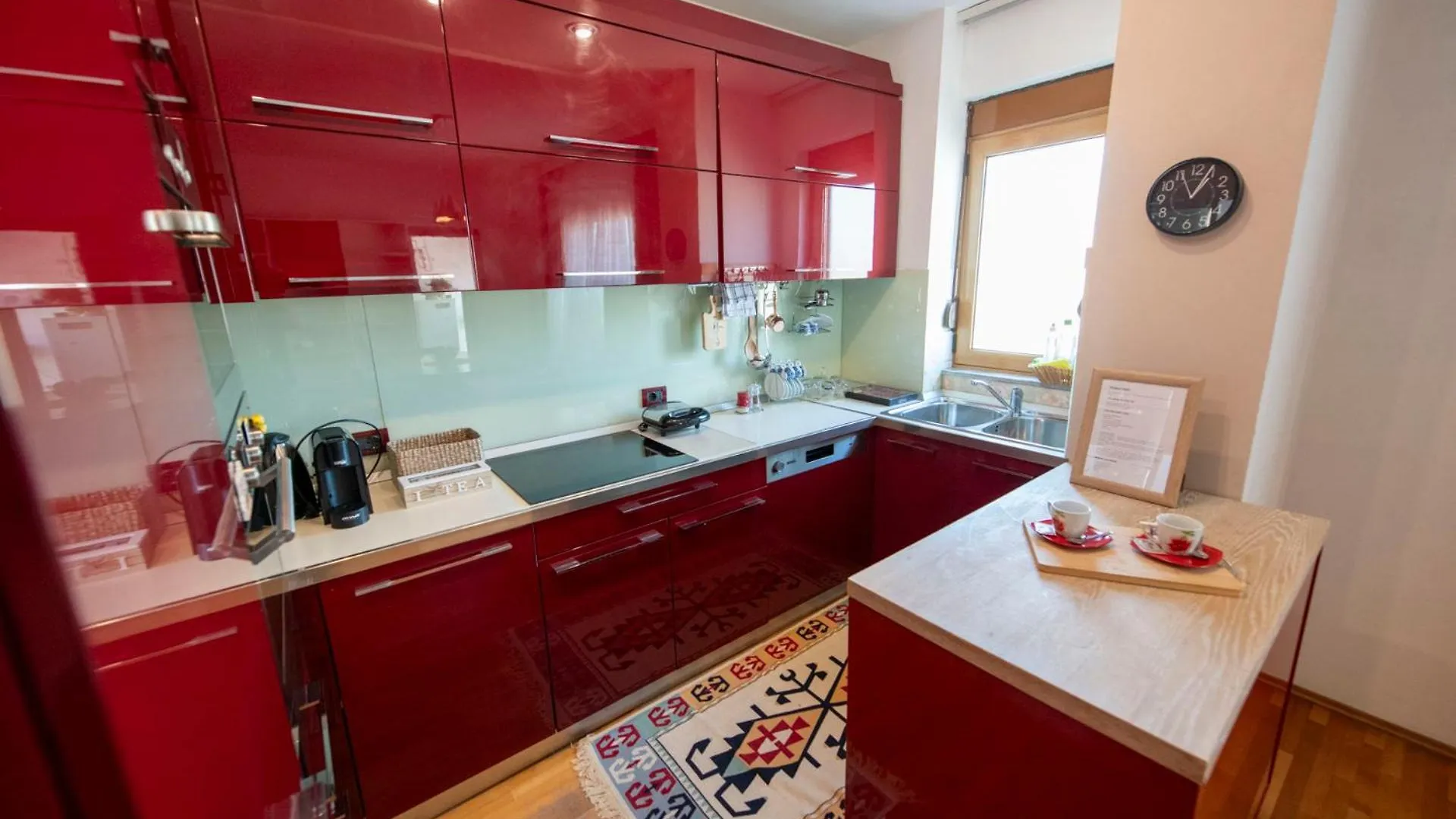 Lovely 3 Bedroom Apt Across Tanners' Bridge, Sleeps 8 Tirana 0*,