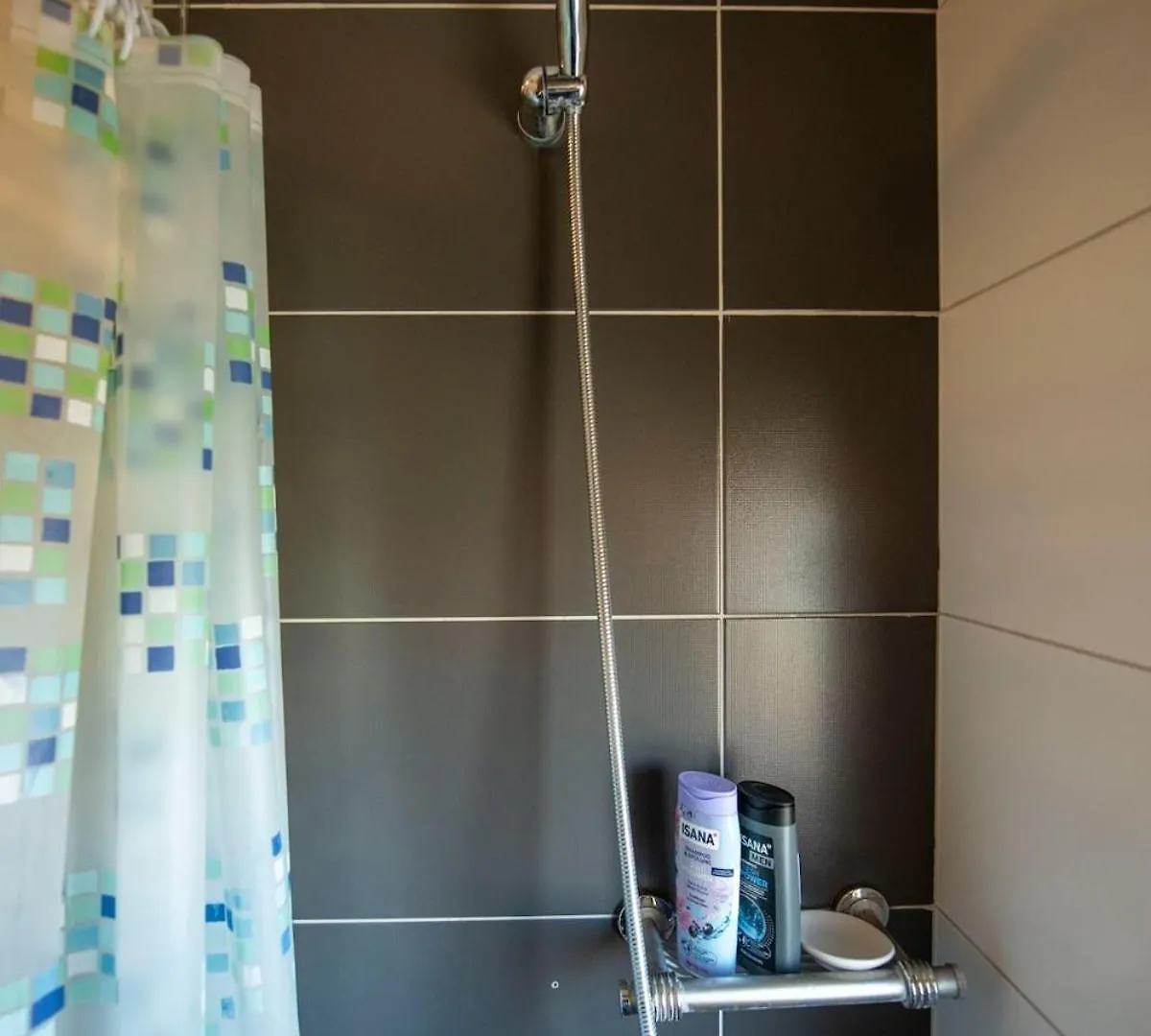 Lovely 3 Bedroom Apt Across Tanners' Bridge, Sleeps 8 Tirana Appartamento
