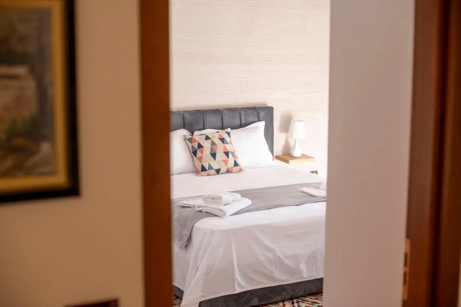 Lovely 3 Bedroom Apt Across Tanners' Bridge, Sleeps 8 Tirana Appartamento