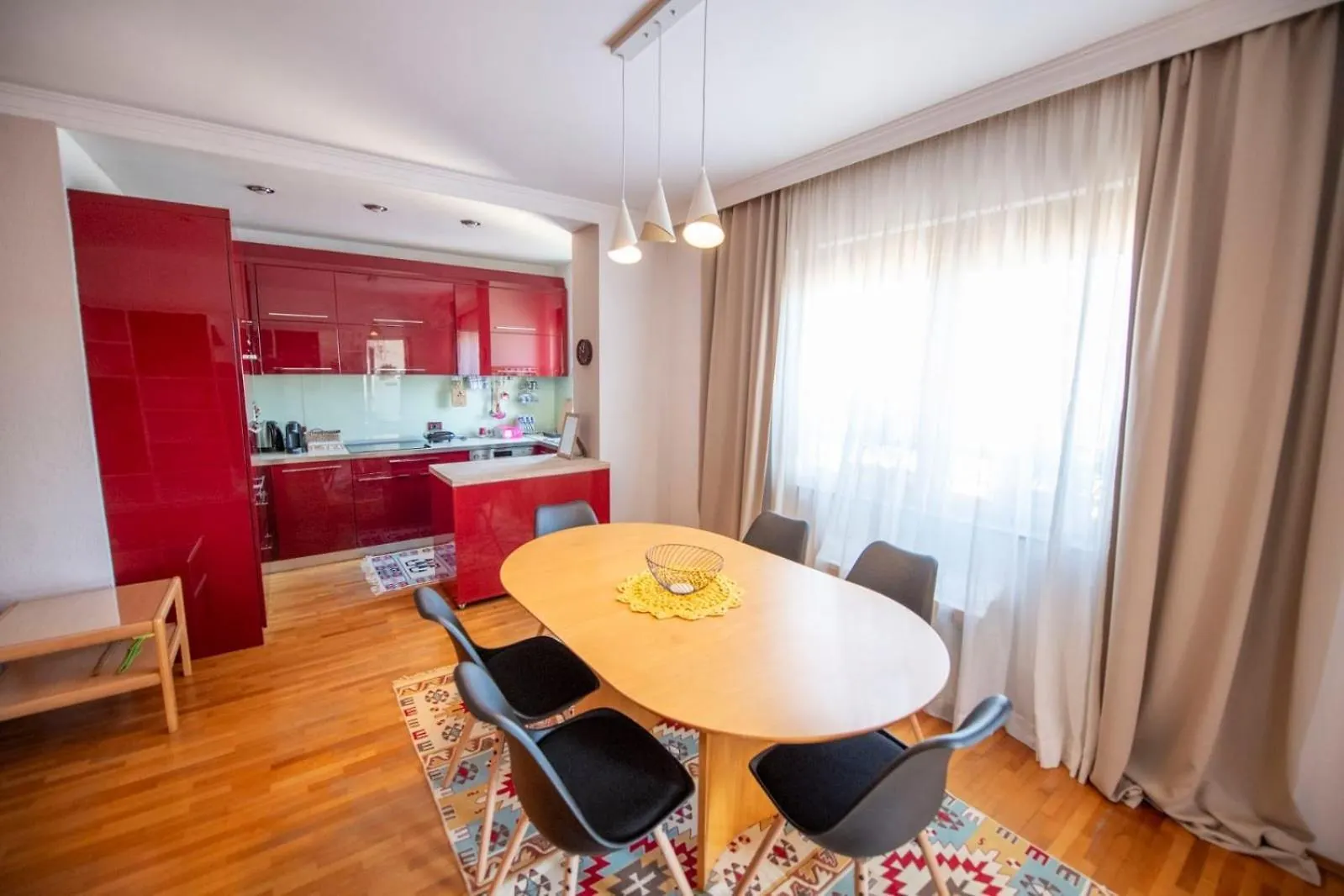 Lägenhet Lovely 3 Bedroom Apt Across Tanners' Bridge, Sleeps 8 Tirana Albanien