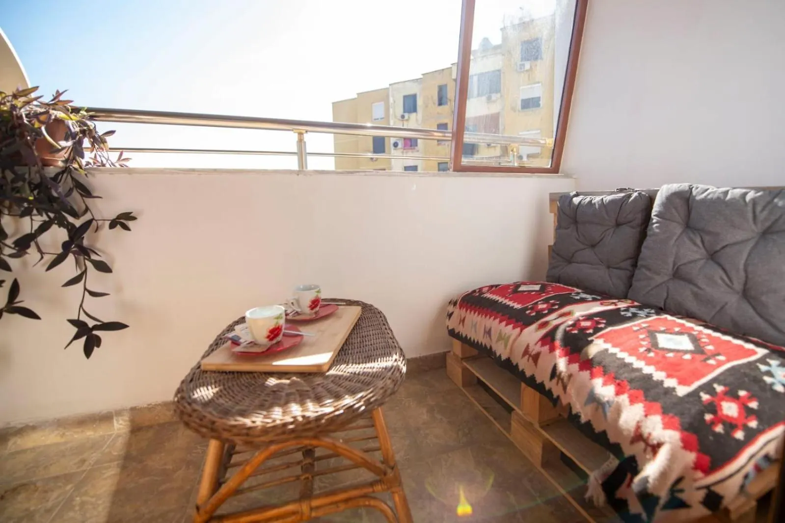 Lovely 3 Bedroom Apt Across Tanners' Bridge, Sleeps 8 Tirana 0*,