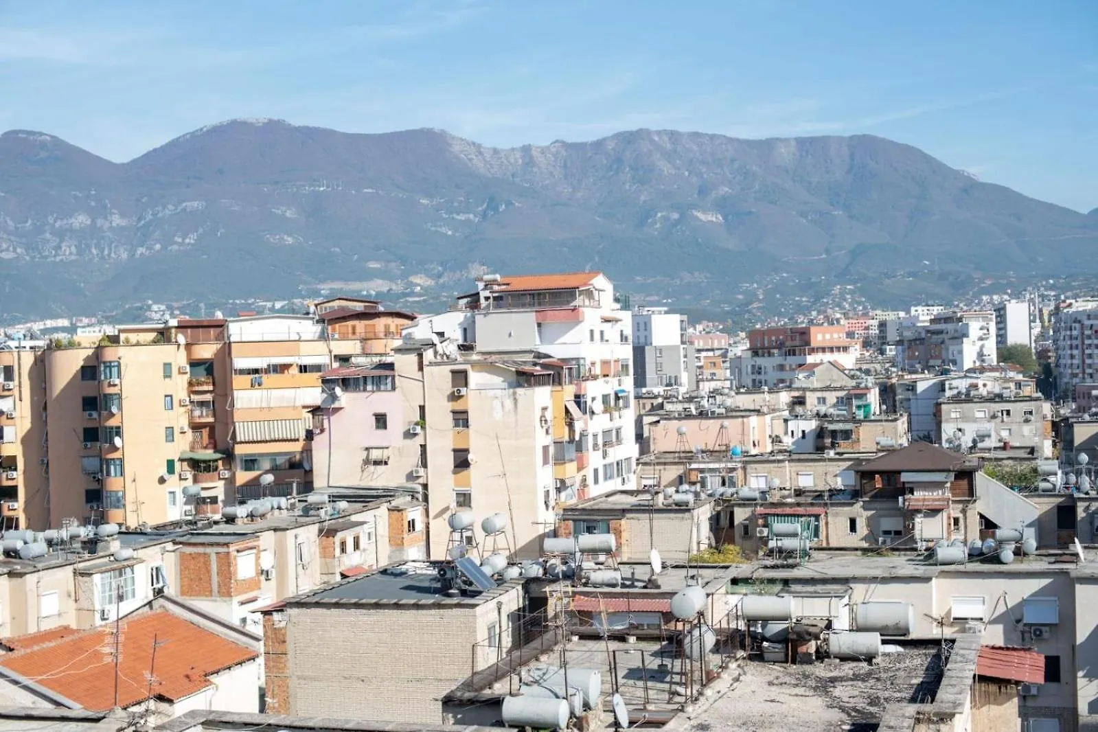 Lovely 3 Bedroom Apt Across Tanners' Bridge, Sleeps 8 Tirana