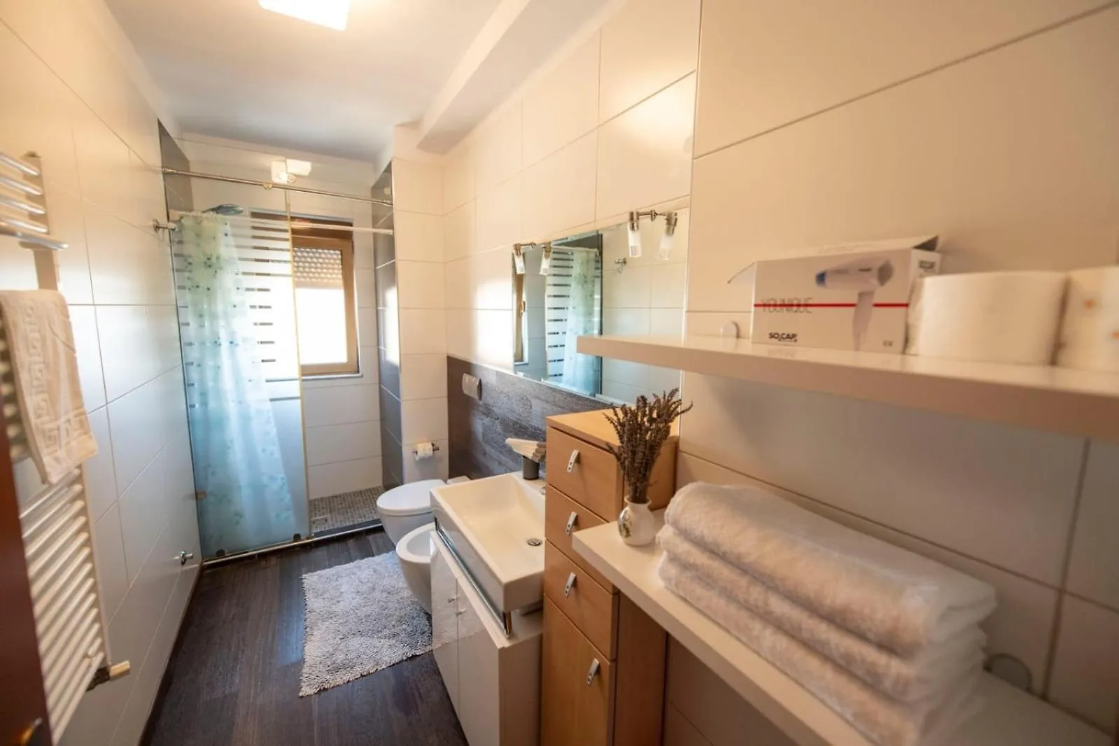 Lovely 3 Bedroom Apt Across Tanners' Bridge, Sleeps 8 Tirana 0*,