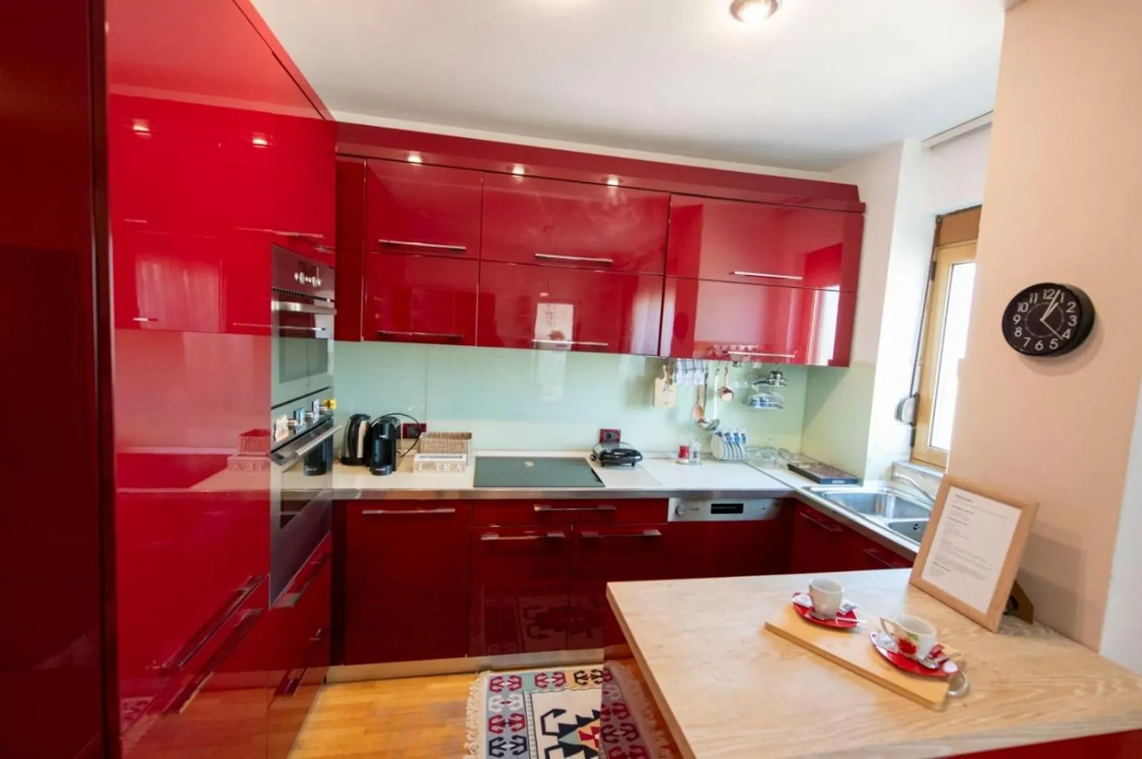 Lovely 3 Bedroom Apt Across Tanners' Bridge, Sleeps 8 Tirana