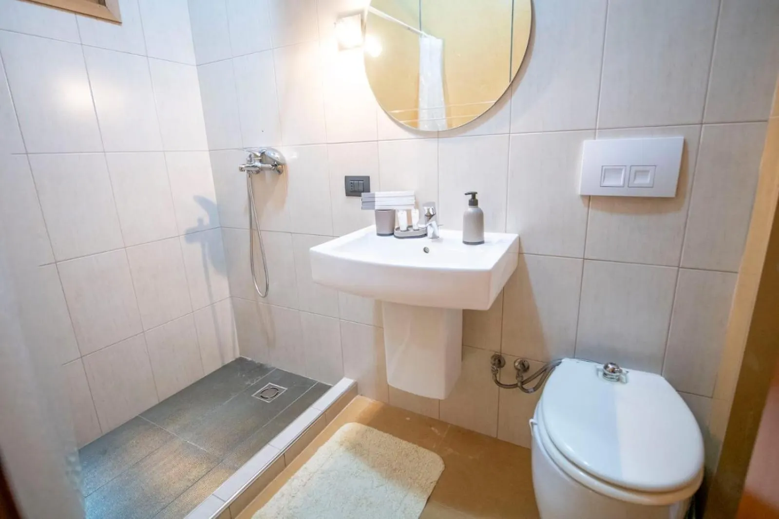 Lovely 3 Bedroom Apt Across Tanners' Bridge, Sleeps 8 Tirana