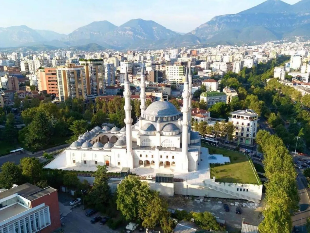 Lovely 3 Bedroom Apt Across Tanners' Bridge, Sleeps 8 Tirana
