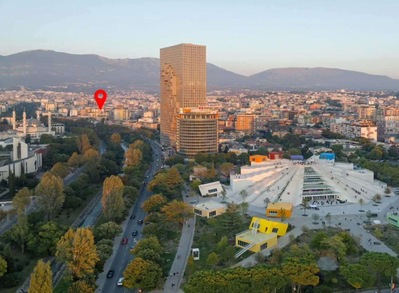 Lovely 3 Bedroom Apt Across Tanners' Bridge, Sleeps 8 Tirana 0*,
